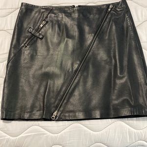 Cache size 12 black leather skirt